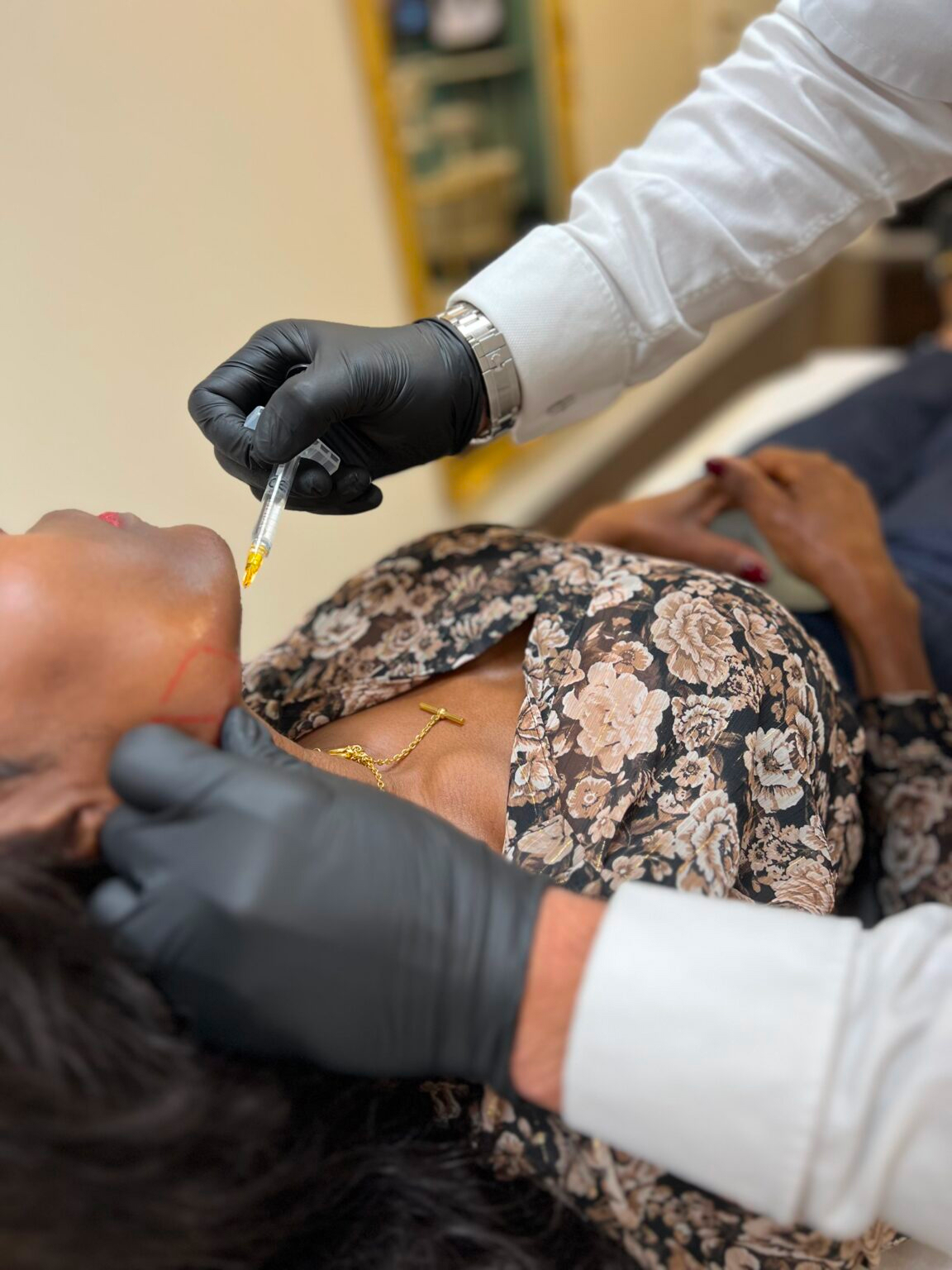 Injection d’acide hyaluronique au cabinet du Dr Belhassen