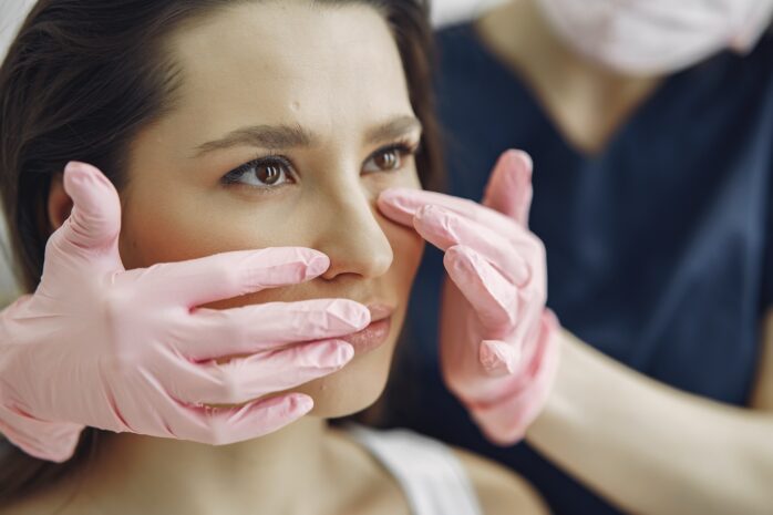 femme en consultation pour une blepharoplastie à nice resultat naturel