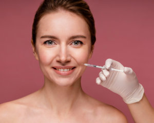 Que choisir entre injections de botox et injections acide hyaluronique